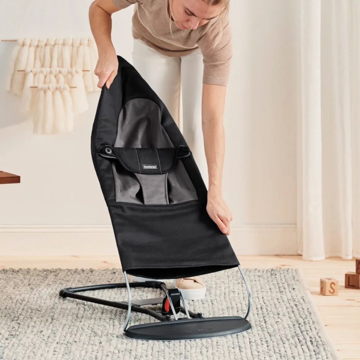 BabyBjörn Balance Soft Skråstol Woven, Sort/Mørkegrå