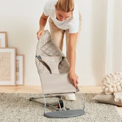 BabyBjörn Bliss Skråstol Vævet Classic Quilt, Sandgrå