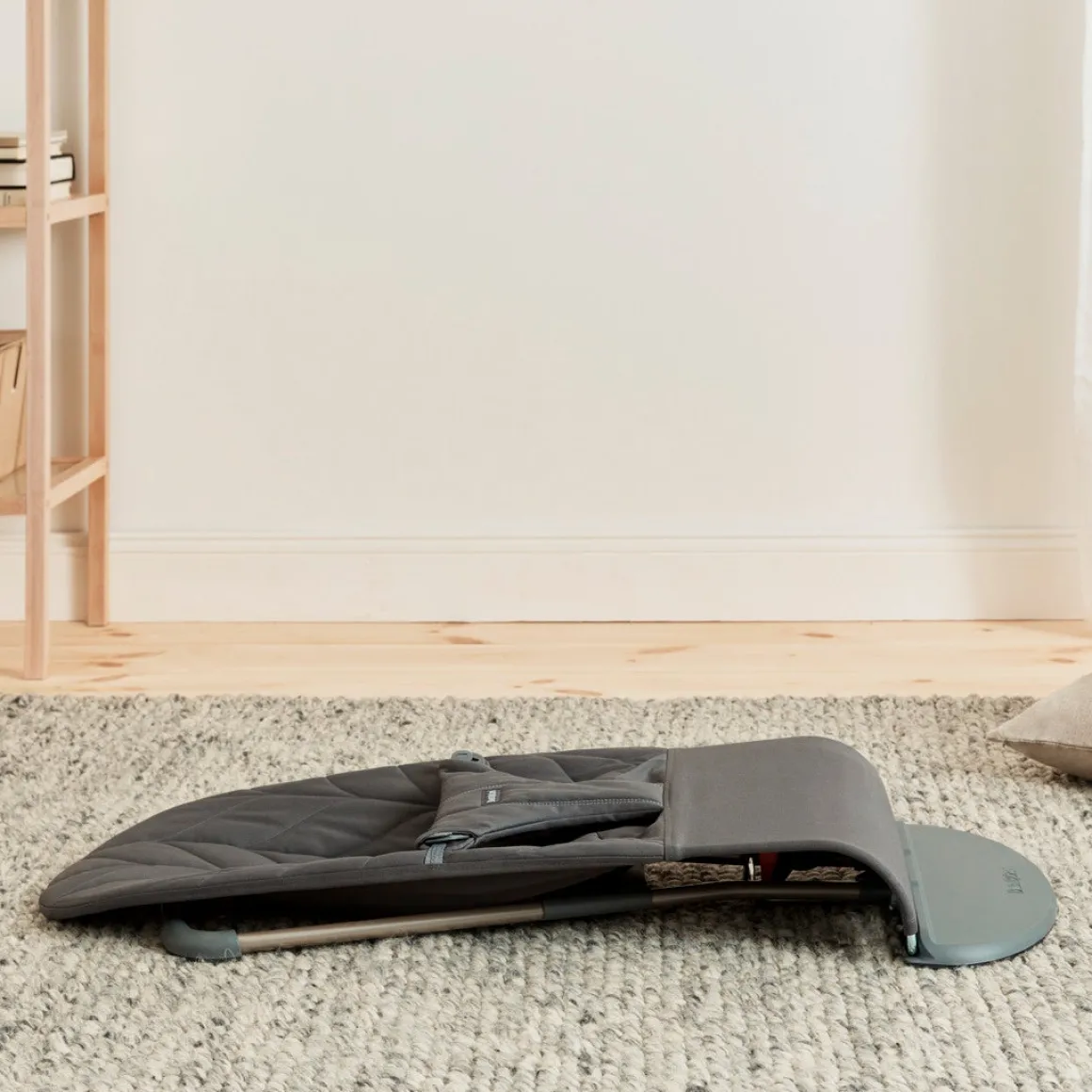 BabyBjörn Bliss Skråstol Woven Bladmønstret Quilt, Antracitgrå