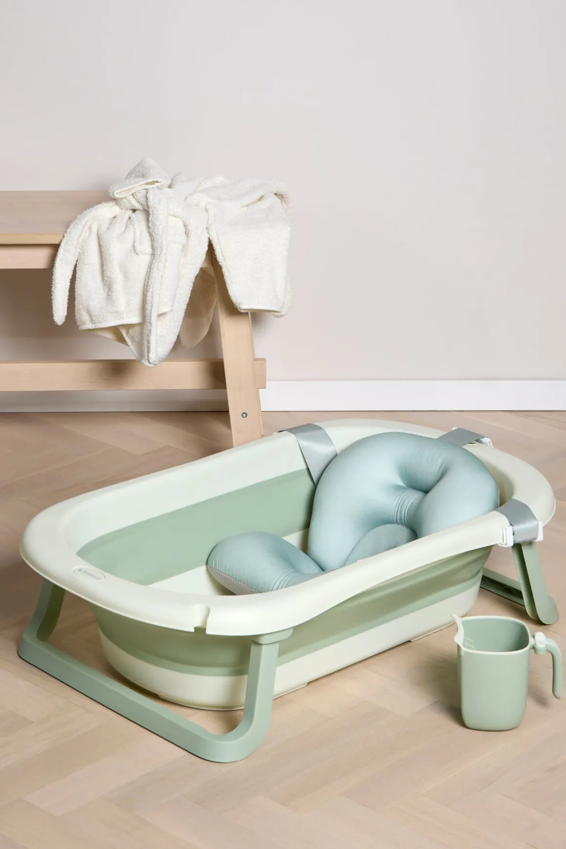 Beemoo CARE Assist Badekar inkl. Badestøtte & Skyllekande, Soft Green