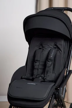 Beemoo Hynde, All Black