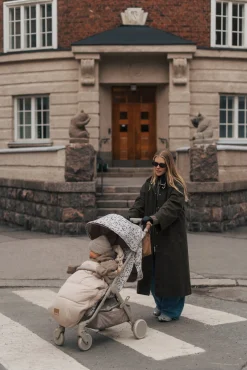 Elodie Kørepose, Pure Khaki