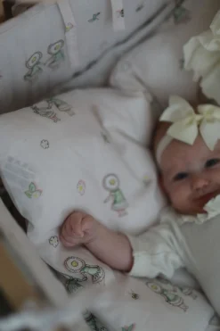 Elsa Beskow Blomsterfesten Sengesæt 100 x 130 Tremmeseng, Sandfarvet